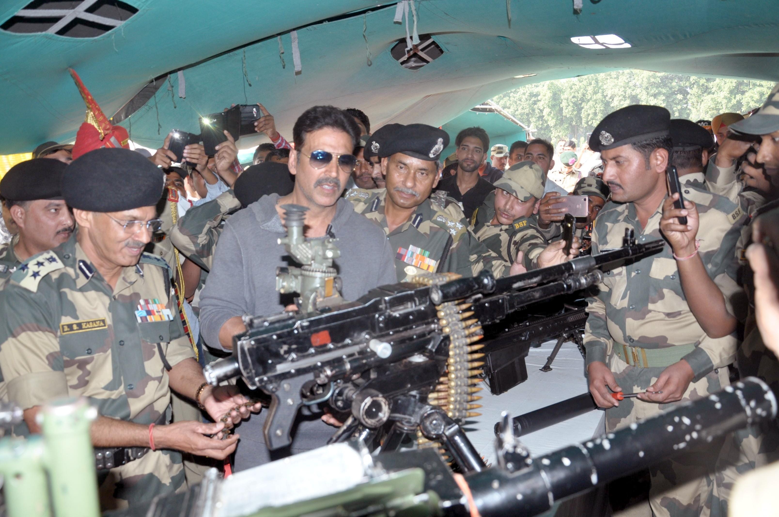when akshay kumar lifted the gunsof bsf troops in jammu and kashmir