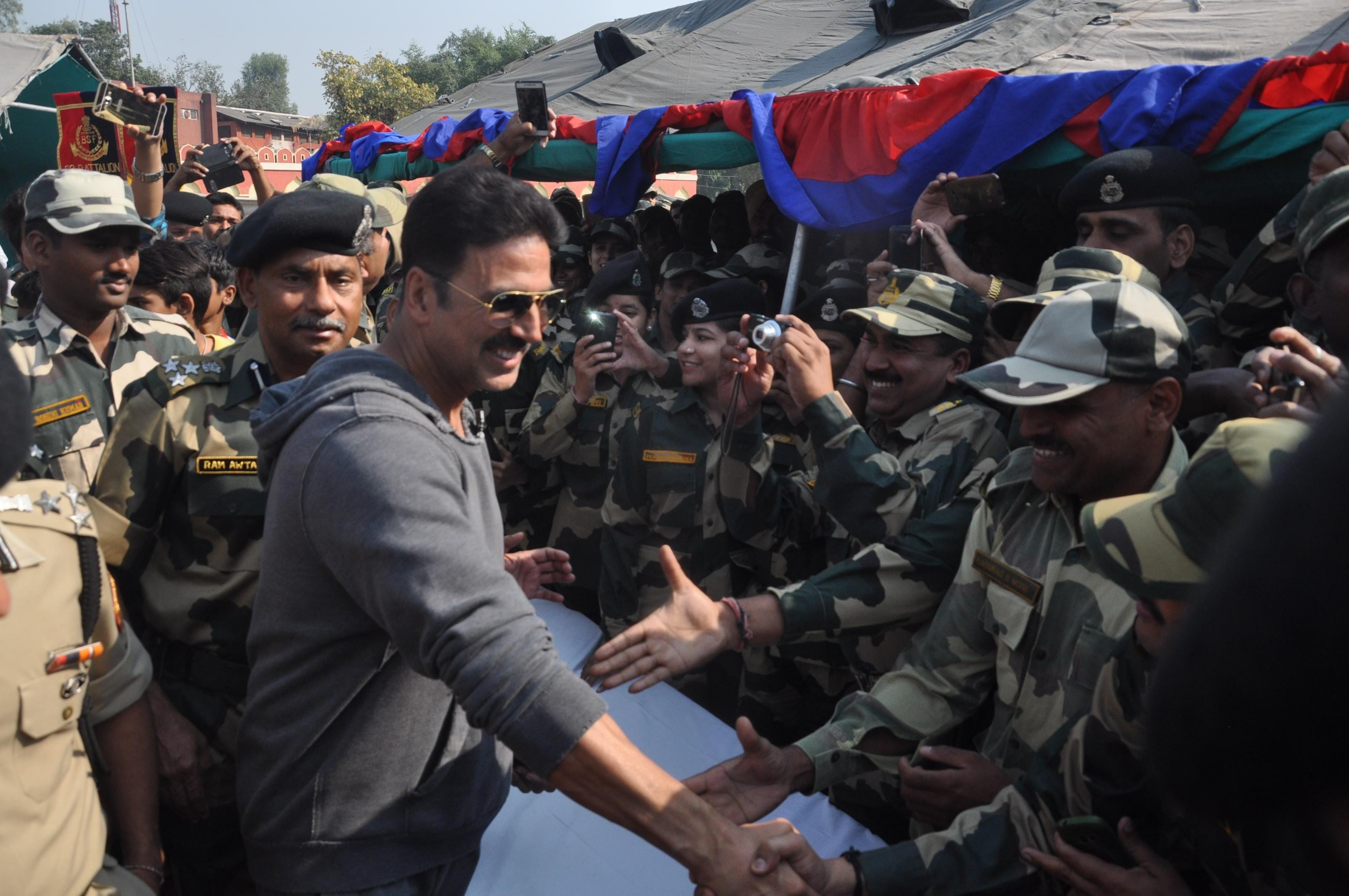 when akshay kumar lifted the gunsof bsf troops in jammu and kashmir