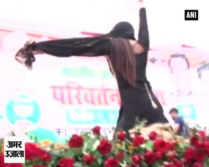 बागपत में बीजेपी के मंच पर बार बाला