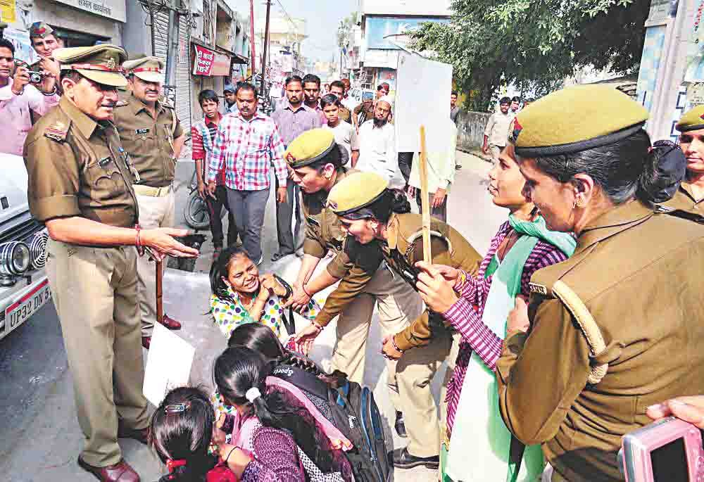 kanya vidyadhan k check nhin mila to roki mantri ji ki kar
