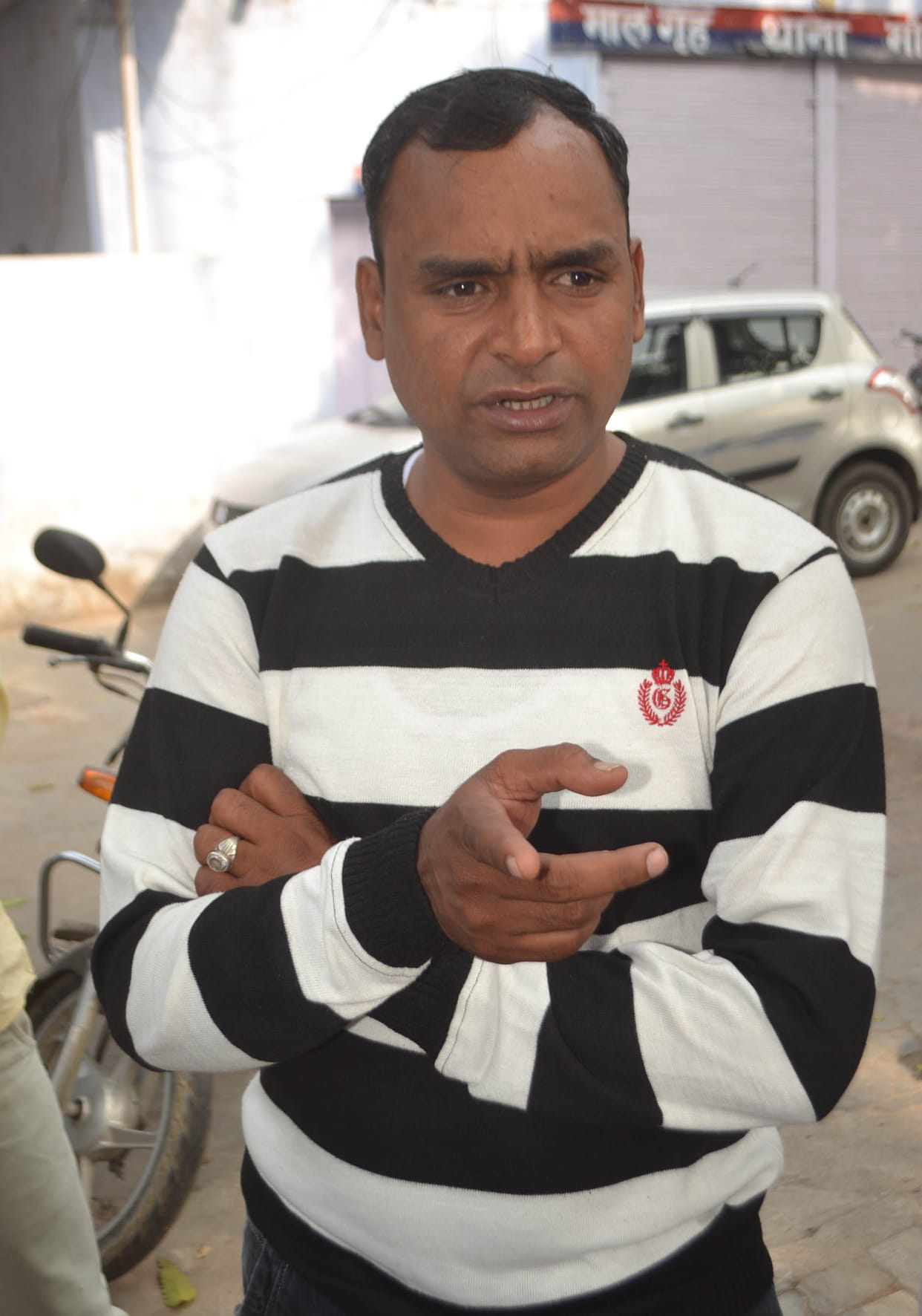 Office hostage looted property dealer