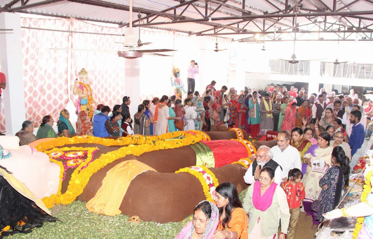 devotees orbited of govardhan maharaj and worshiped