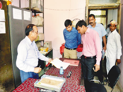 accountant caught red handed eating betal, fined 500