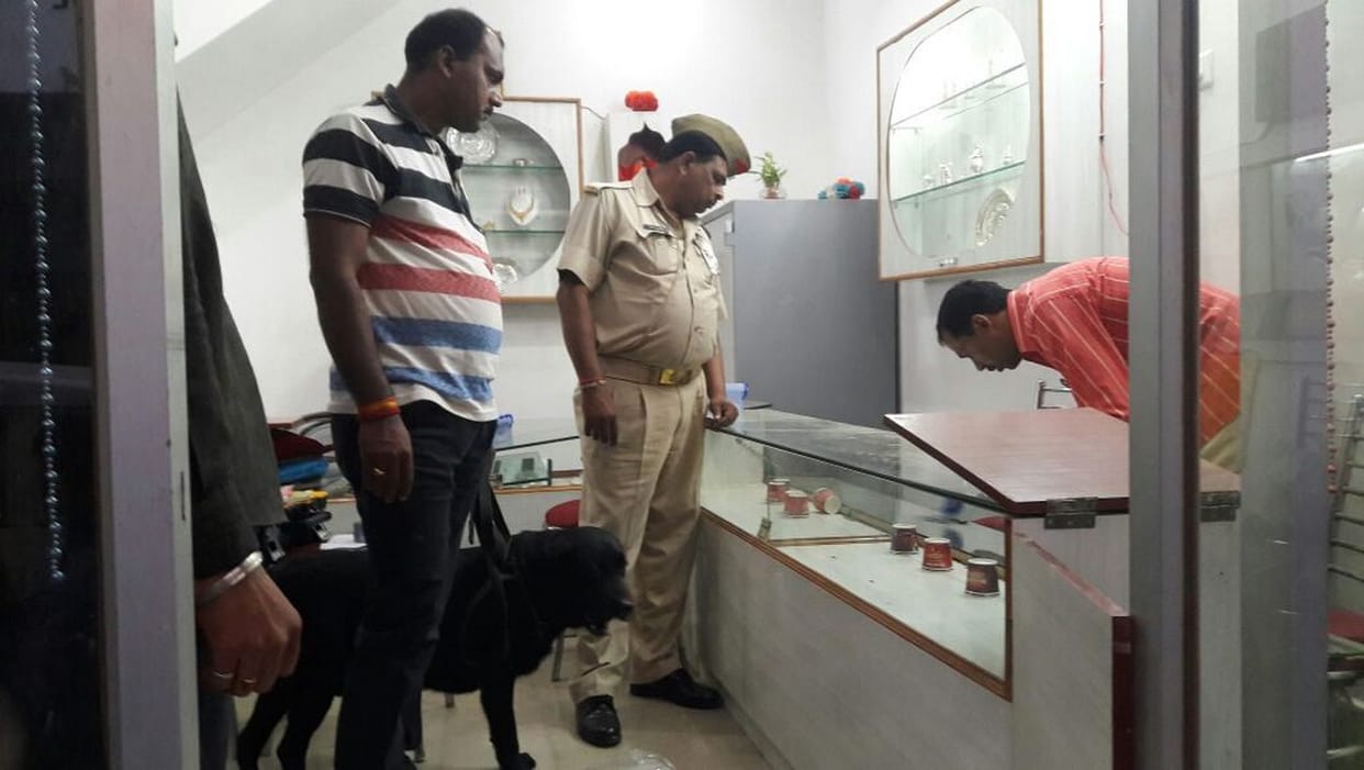 Jewelry store robbery in broad daylight