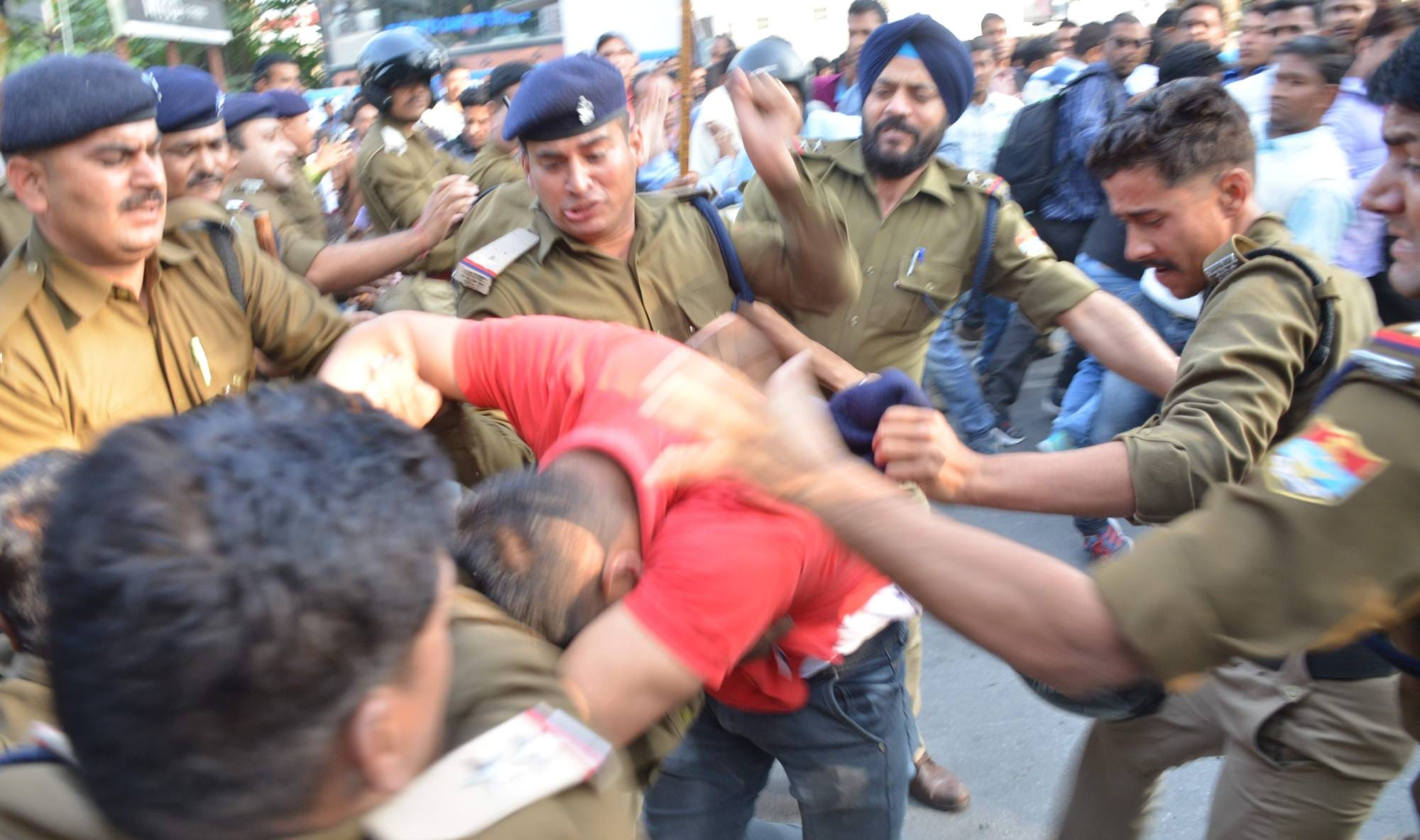 lathi charge on guest teachers kooch in dehradun.