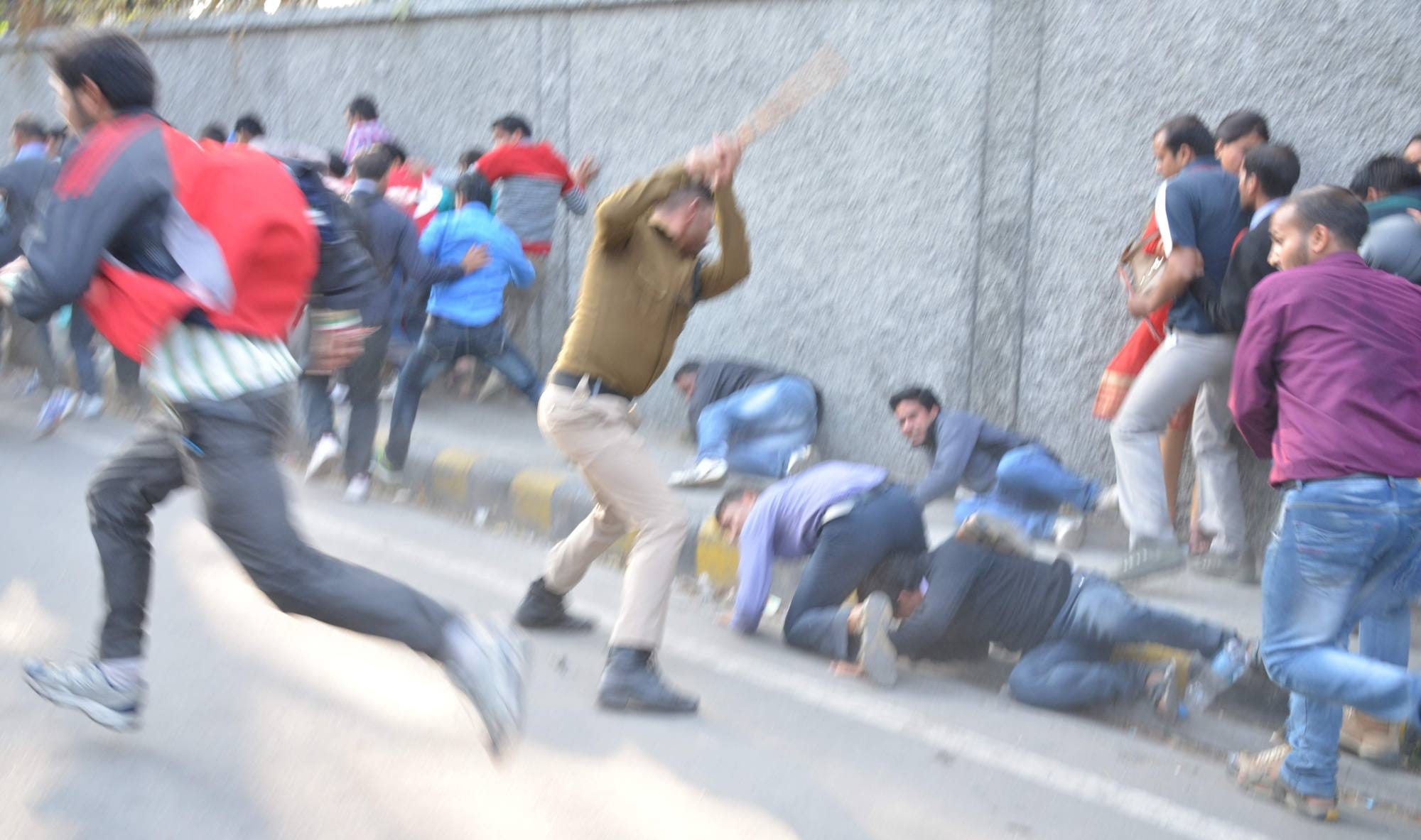 lathi charge on guest teachers kooch in dehradun.