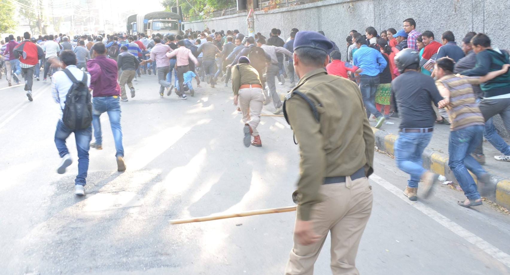 lathi charge on guest teachers kooch in dehradun.
