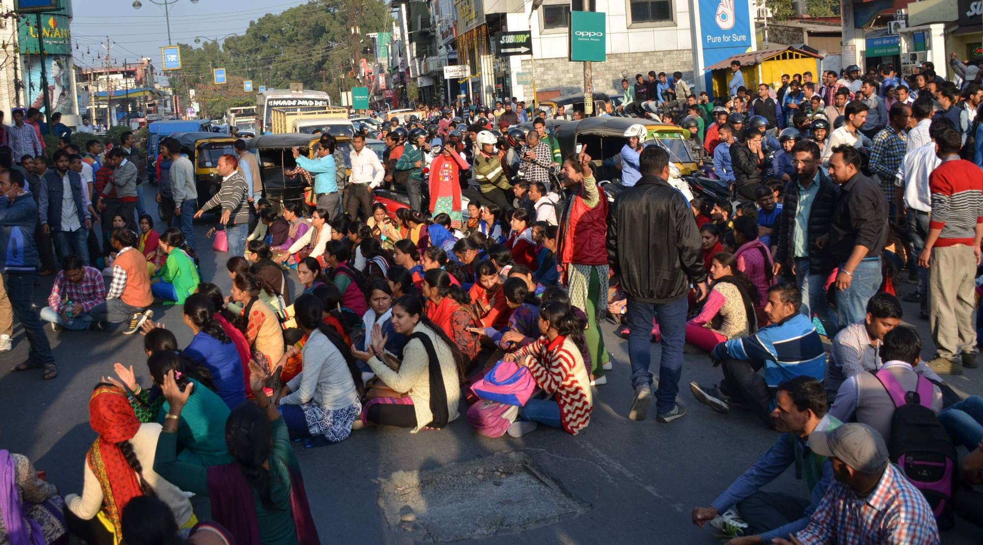 lathi charge on guest teachers kooch in dehradun.