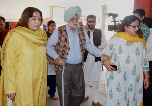 actress and chandigarh mo kirron kher father lieutenant colonel thakar singh passes away
