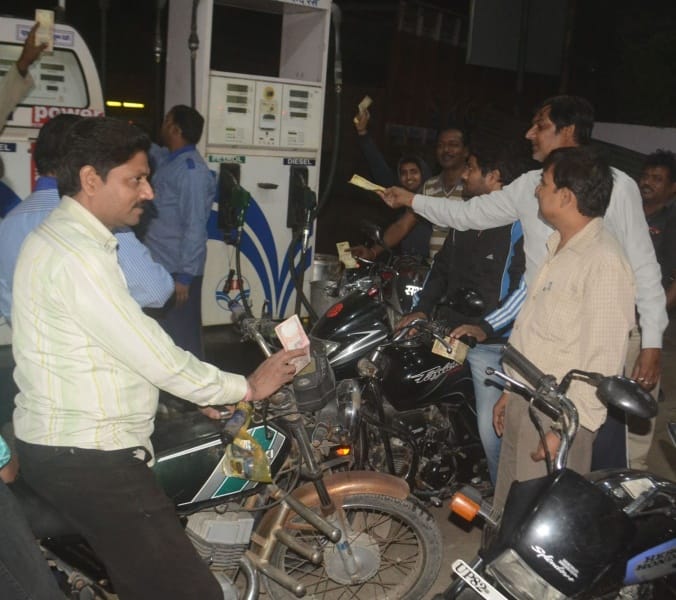 paanch sau, ek hajaar ke noton ka chalan band, har taraph hadakamp