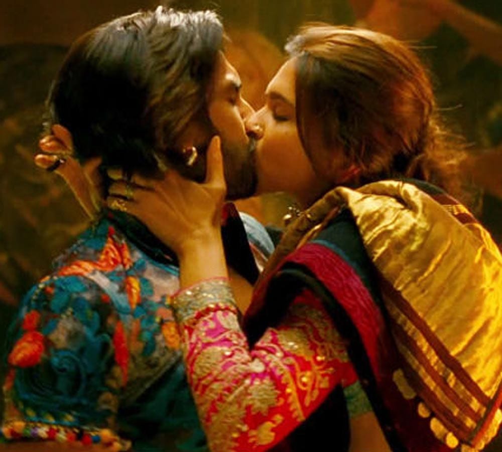 Bollywood Actress Deepika Padukone and her famous kisses 