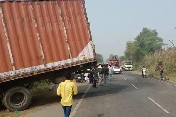 three people killed in rohtak accident, from wrong side coming truck hit innova car badly 