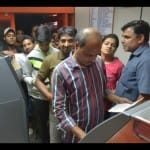 रात 11 बजे चांदपुर में बॉब के एटीएम पर कैश जमा करने के लिए लगी भीड़। 