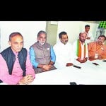 पत्रकार वार्ता करते केंद्रीय राज्यमंत्री संजीव बालियान एवं अन्य।