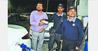 Ban on 1000 and 500 hundred cash, rush outside chandigarh atm