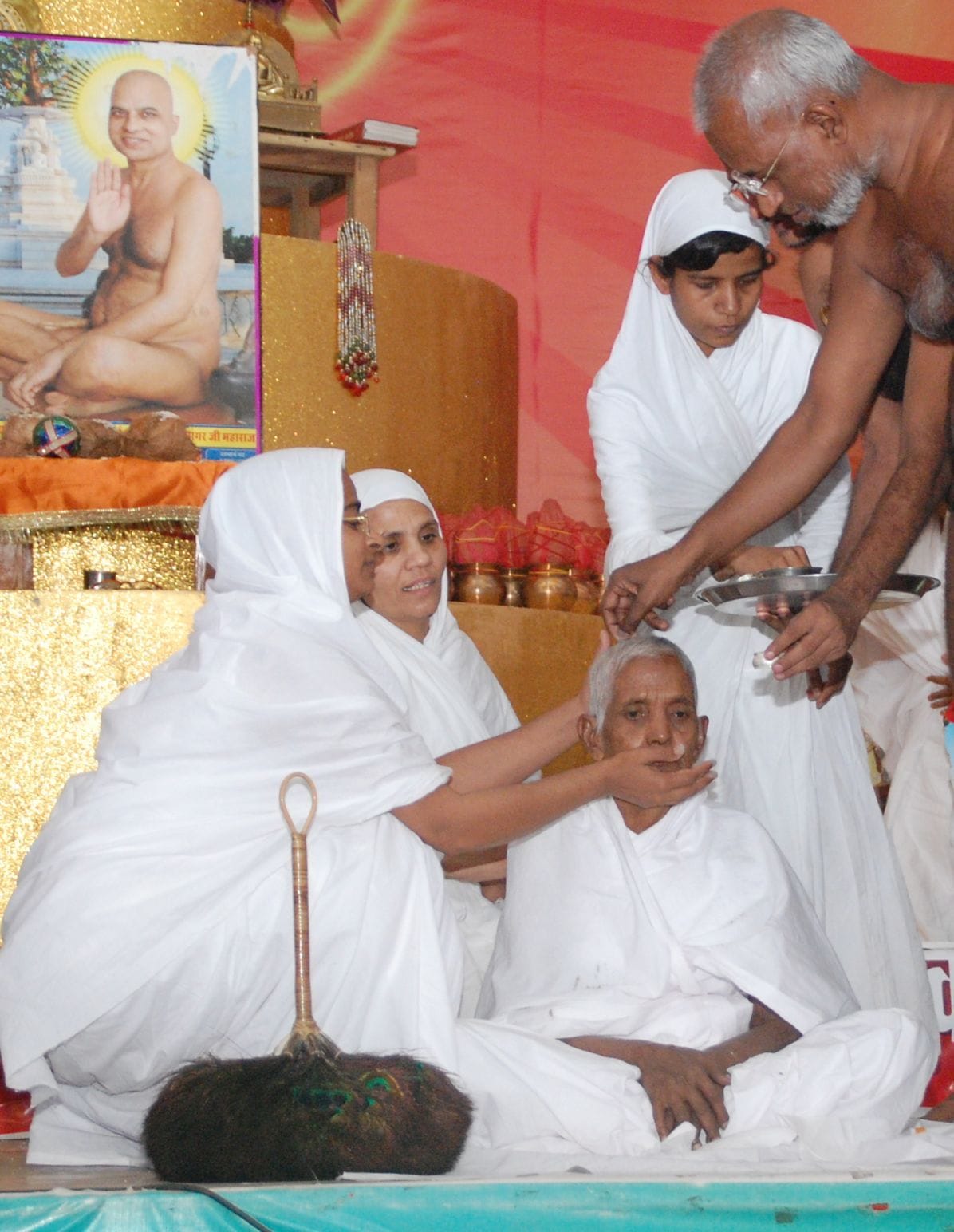 Saroj Jain mother took Kshullika Vikulsri