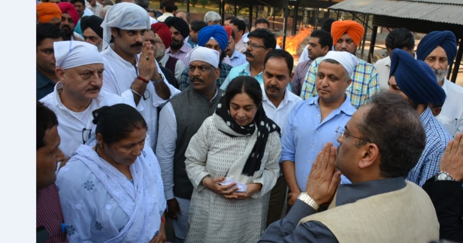 Kirron Kher fathers funeral at chandigarh, anupam kher
