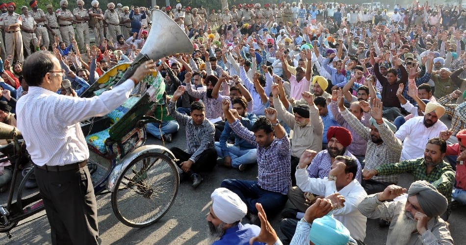 Punjab DC office employees rally in mohali, police used water cannon