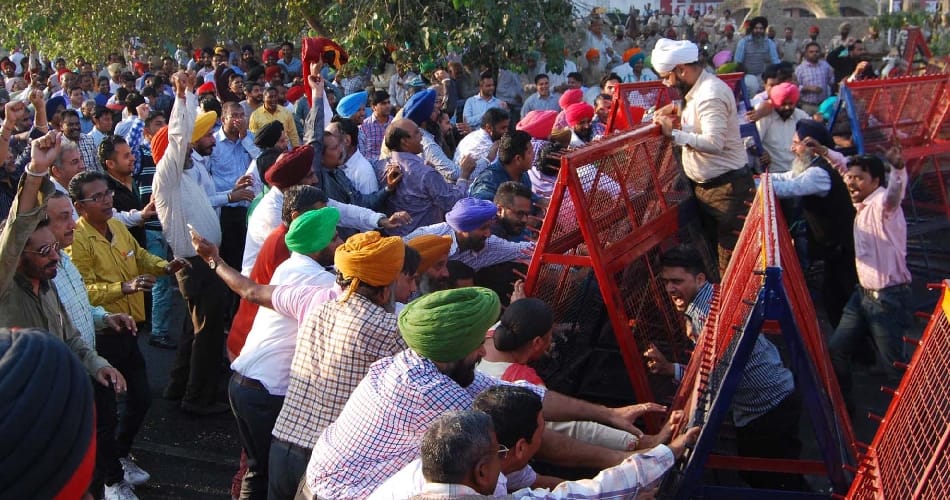 Punjab DC office employees rally in mohali, police used water cannon