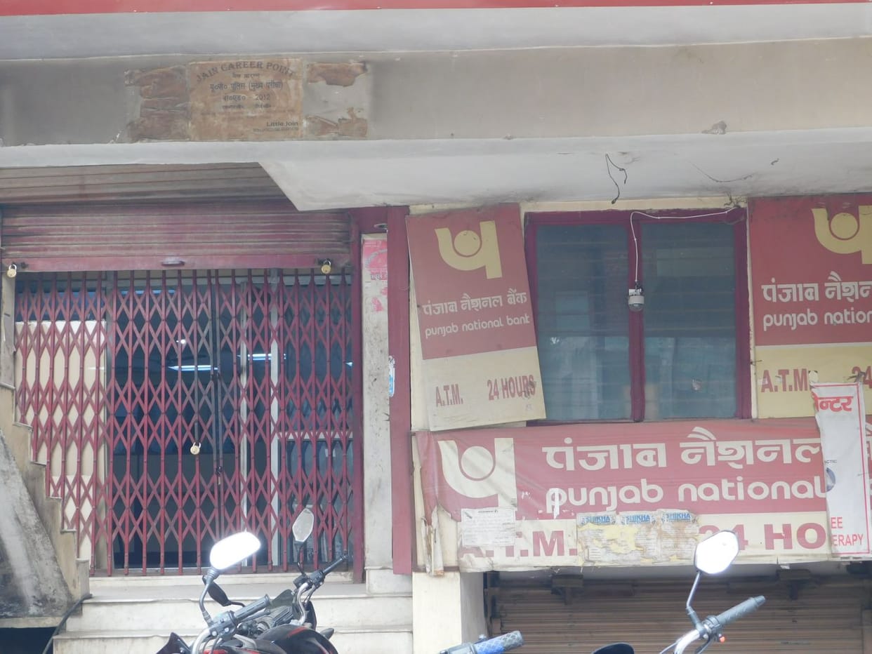  baajaaron mein sannaata dhadaam kaarobaar, log pareshaan