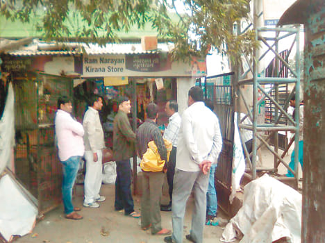 beated kirana trader, firing and looted