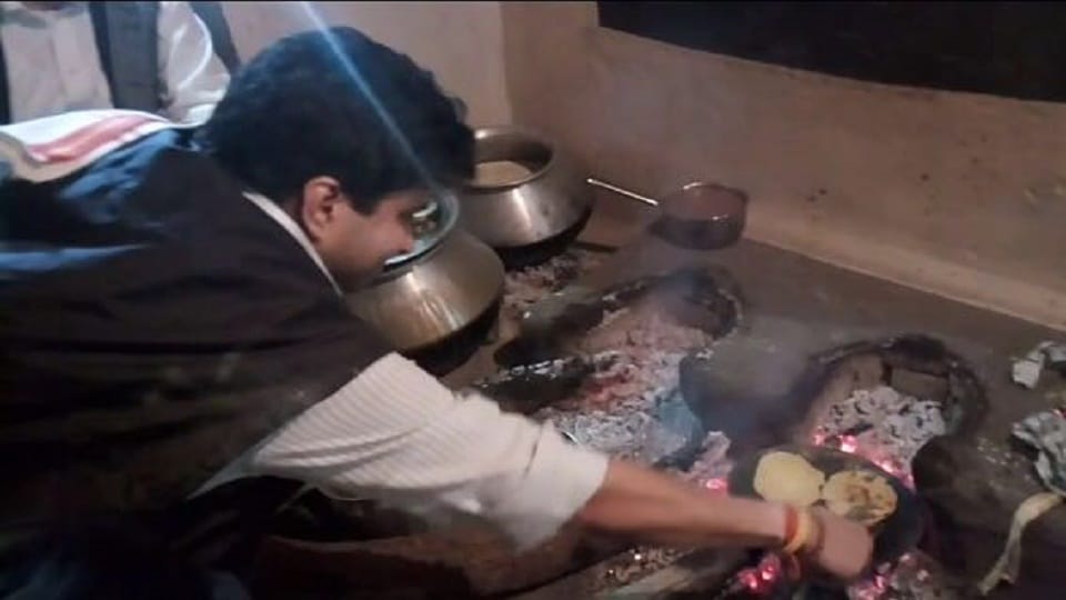 jyotiraditya scindia prepares roti in tribal family 