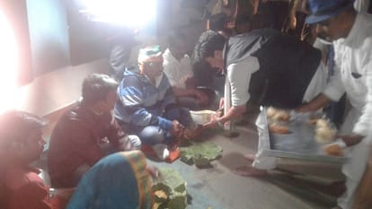 jyotiraditya scindia prepares roti in tribal family 