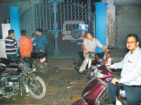 Bank Here people, shopkeepers clashed with