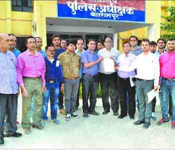 Power workers perform on SP office