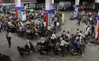 PANIC SITUATION AT PETROL PUMP AFTER BAN ON 500 AND 1000 NOTES