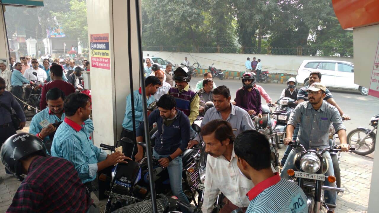 clash in petrol pumps and hospitals after 1000 note ban 