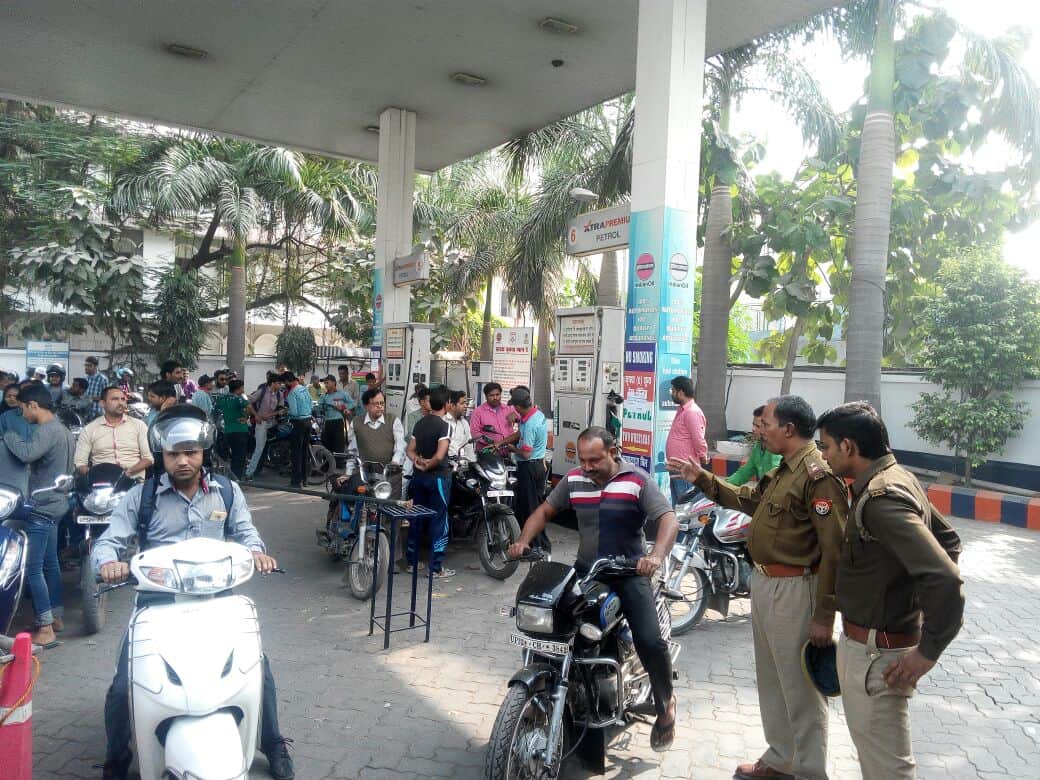 clash in petrol pumps and hospitals after 1000 note ban 