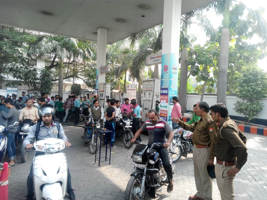clash in petrol pumps and hospitals after 1000 note ban 