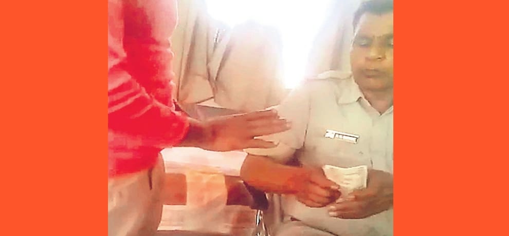 Policeman captured in camera demanding bribe openly