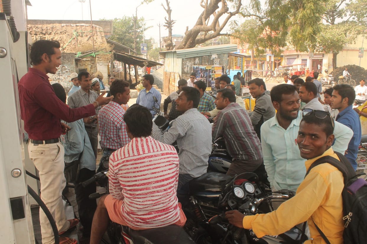 People wandered about 500 and 1000 rupee notes