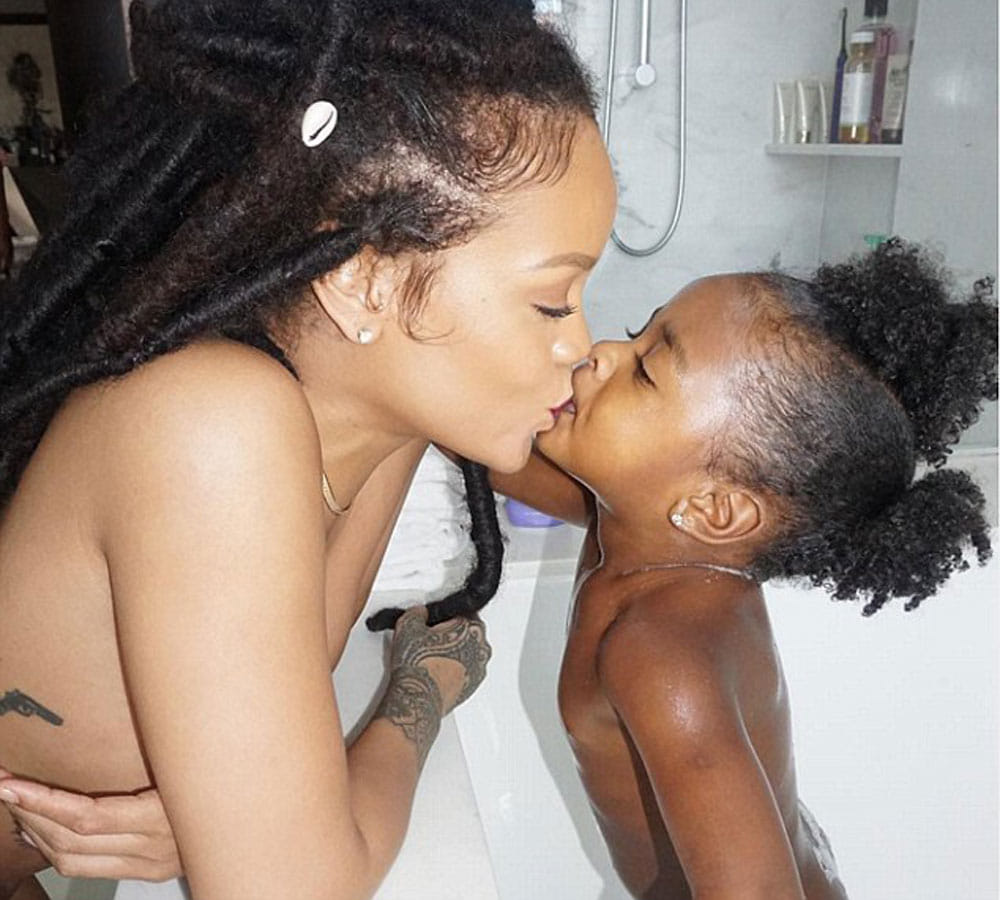 famous hollywood singer rihanna naked photo viral