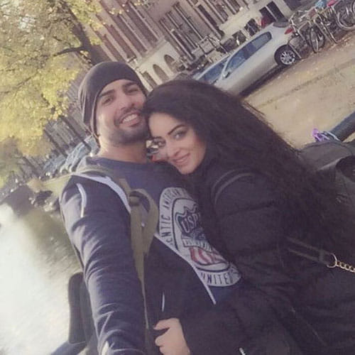 mahi and jai enjoying their holidays in paris