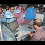 बैकों में लगी भीड़