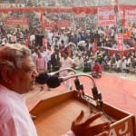 जनता को संबोधित करते सीताराम येचुरी