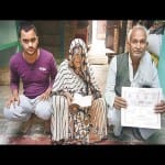 शादी का कार्ड दिखाता परिवार।