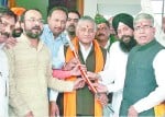 केंद्रीय विदेश राज्य मंत्री को तलवार भेंट करते सिख समाज के लोग।
