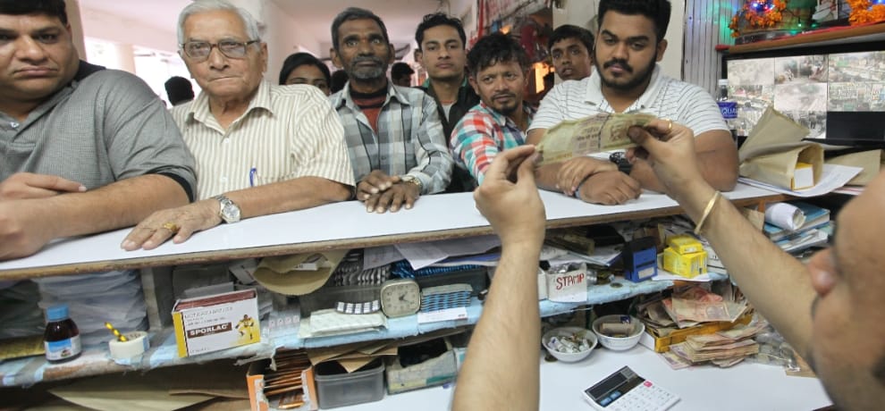 after 2000 rupee note, people can extort 500 rupee new note from banks