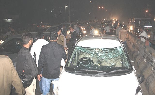 U-turn at the flyover car, survived aboard