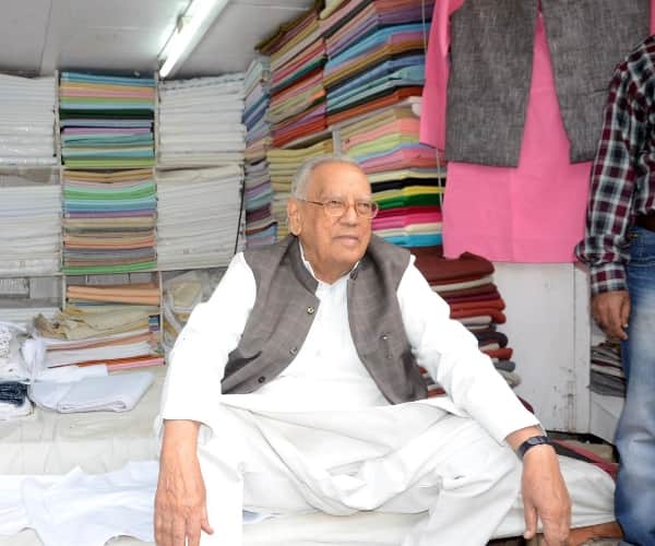  ammad hasan goes for shopping but becomes disappoint.