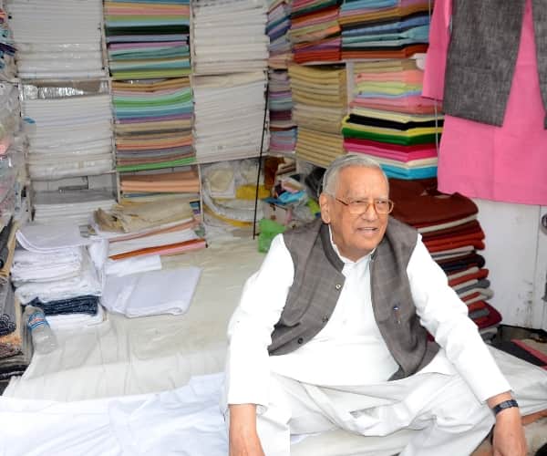  ammad hasan goes for shopping but becomes disappoint.