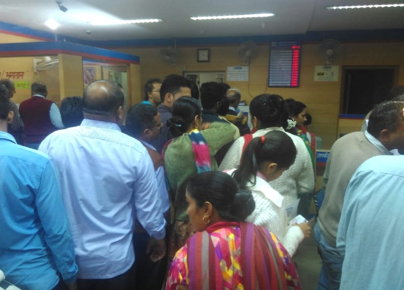 Mob Came out in Himachal Banks to exchange Currency Notes.