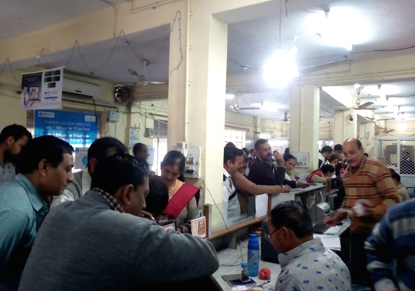 Mob Came out in Himachal Banks to exchange Currency Notes.