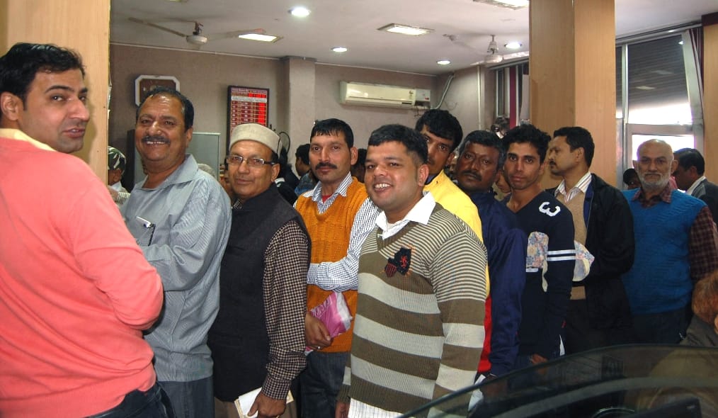 Mob Came out in Himachal Banks to exchange Currency Notes.