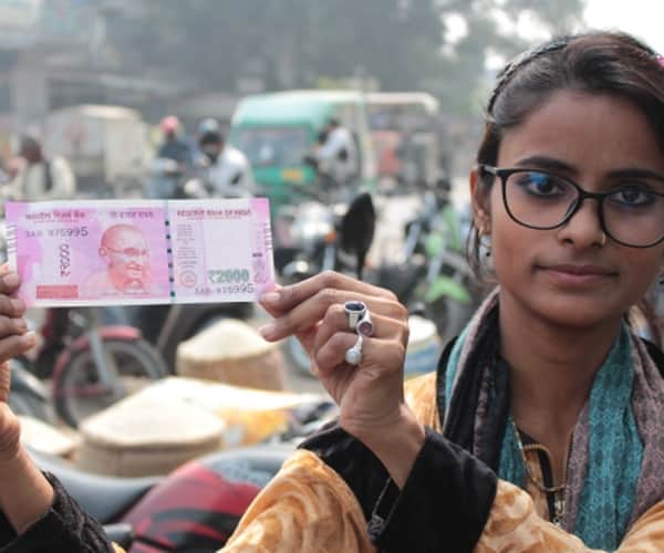 People got new currency notes in Lucknow.