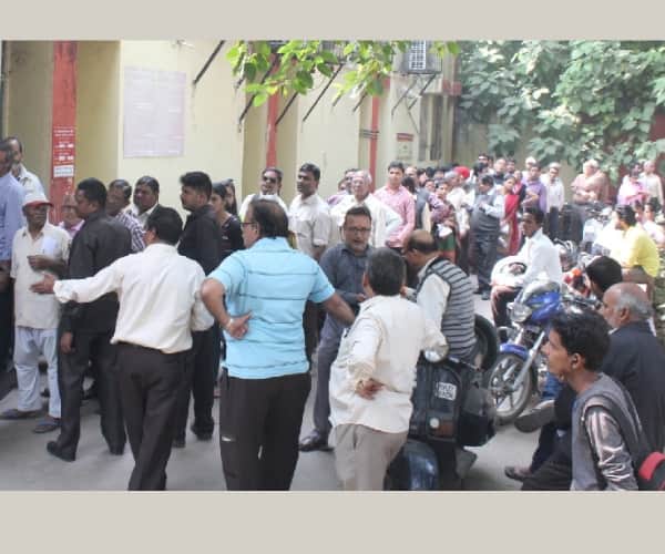 People got new currency notes in Lucknow.